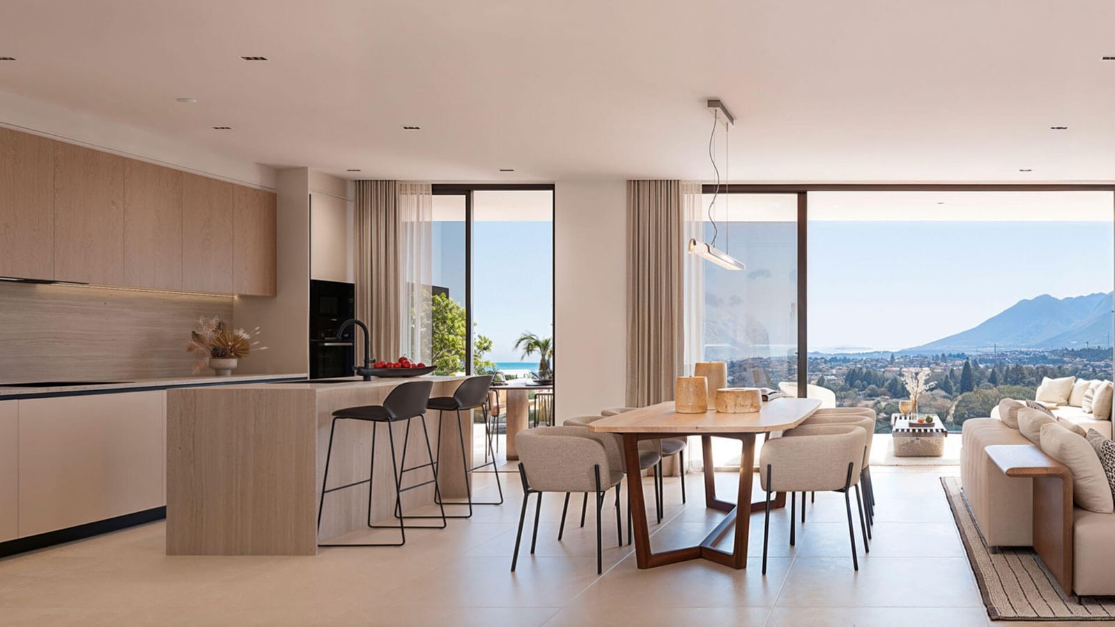 Moderne keuken en eetkamer met uitzicht op de bergen en de zee.