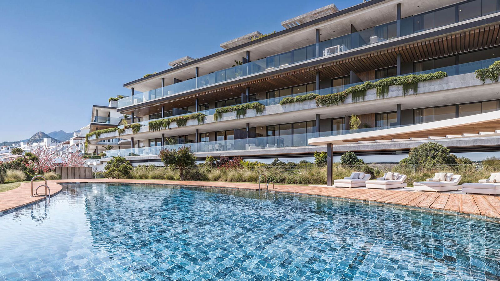 Luxe appartement met zwembad en ontspanningsruimte.